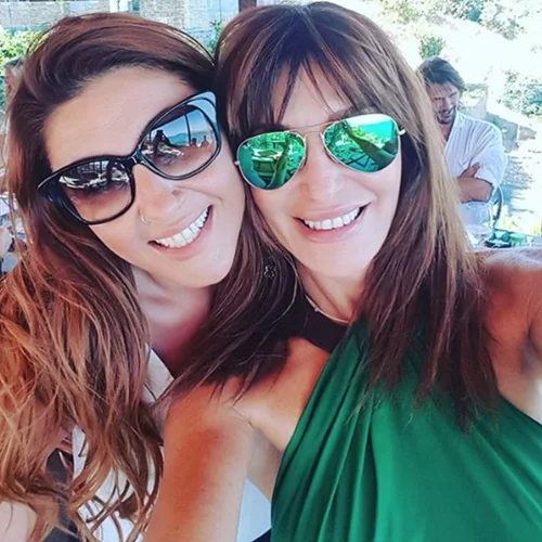 Βίκυ Χατζηβασιλείου: Η selfie με την Έλενα Παπαρίζου στην παραλία
