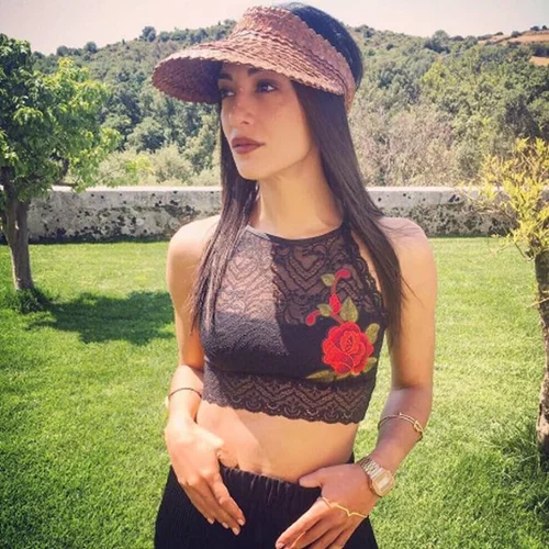 Ευγενία Σαμαρά: Με καυτό μαγιό στην Ελαφόνησο