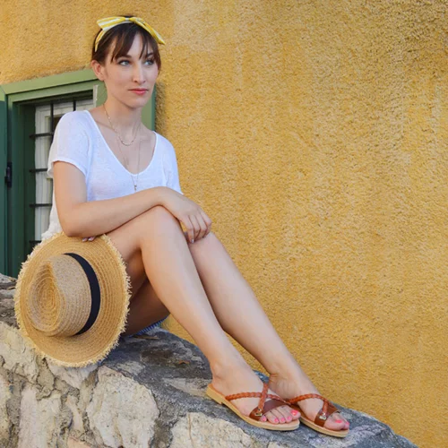 Street style στην Πλάκα με την απόλυτη νέα σειρά από ελληνικά δερμάτινα σανδάλια!