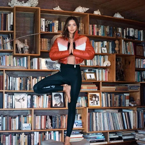Miranda Kerr: Φωτογραφίζεται κάνοντας yoga για περιοδικό μόδας