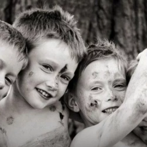 Πώς μαθαίνουμε στα αγόρια να είναι λιγότερο συναισθηματικά – και δεν το καταλαβαίνουμε