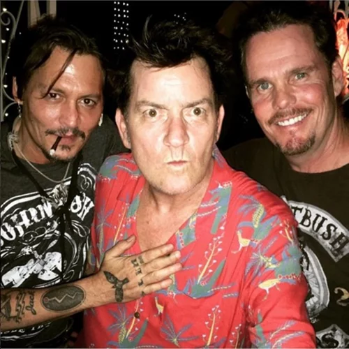 Johnny Depp: Έκανε reunion με τον Charlie Sheen και τον Kevin Dillon