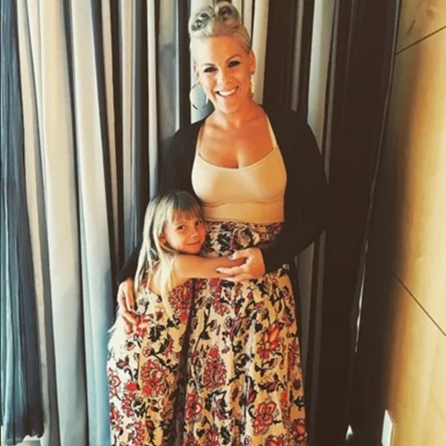 Η Pink στηρίζει τον θηλασμό με μια αστεία φωτογραφία