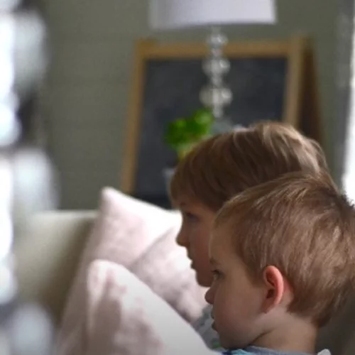 Όταν δεν έχεις χρόνο ούτε για ένα ντους, άσε την τηλεόραση να κάνει baby sitting