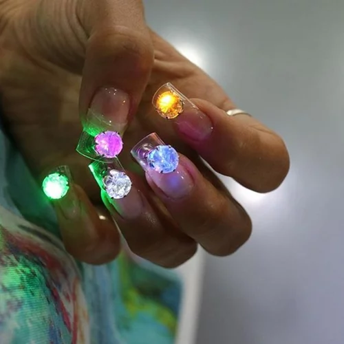 LED Disco Nails: Αυτό είναι σίγουρα το πιο funky manicure