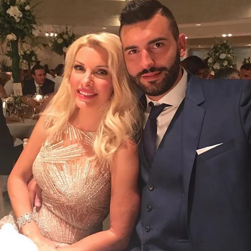 #SakisKatia: Τι φόρεσαν οι λαμπερές καλεσμένες και όλες οι λεπτομέρειες των looks τους