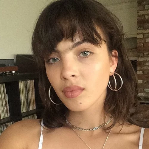 Το μοντέλο που κάνει το μονόφρυδο τάση! Yay or nay;