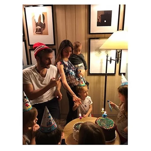 Σοφία Καρβέλα: 10 τρυφερά στιγμιότυπα με τους 2 γιους της