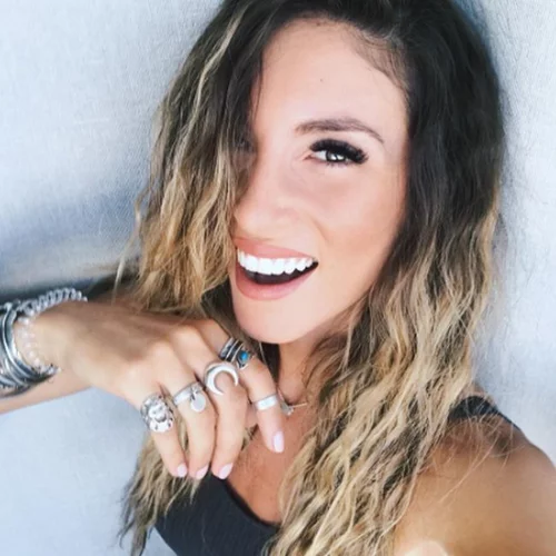 Αθηνά Οικονομάκου: Έκανε την πιο ροκ εμφάνιση και μας ξετρέλανε