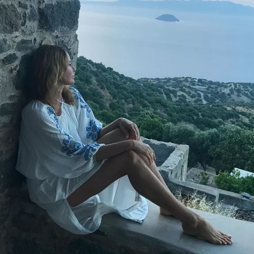 Τζένη Μπαλατσινού: Διακοπές στην Πάτμο μαζί με την κόρη της Αλεξάνδρα