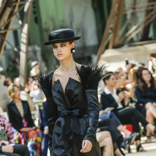 Ο οίκος Chanel λανσάρει για πρώτη φορά μια ολοκληρωμένη beachwear συλλογή