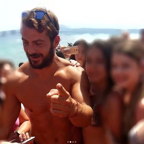 Γιώργος Αγγελόπουλος: Η πρώτη εμφάνιση σε παραλία της Σκιάθου & ο πανικός από τους συντοπίτες του