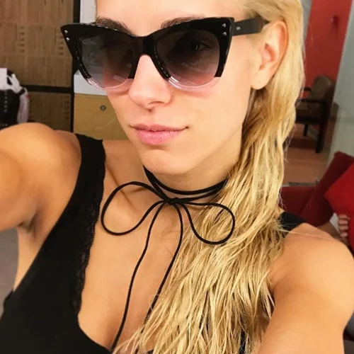 Δούκισσα Νομικού - Ντορέττα Παπαδημητρίου: Μπάνιο και ηλιοθεραπεία στον Πλατύ Γυαλό της Μυκόνου