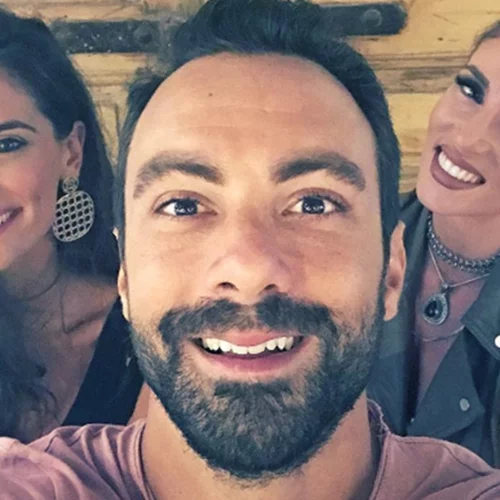 Σάκης Τανιμανίδης: Στη Μύκονο με τη Χριστίνα Μπόμπα & την Αθηνά Οικονομάκου