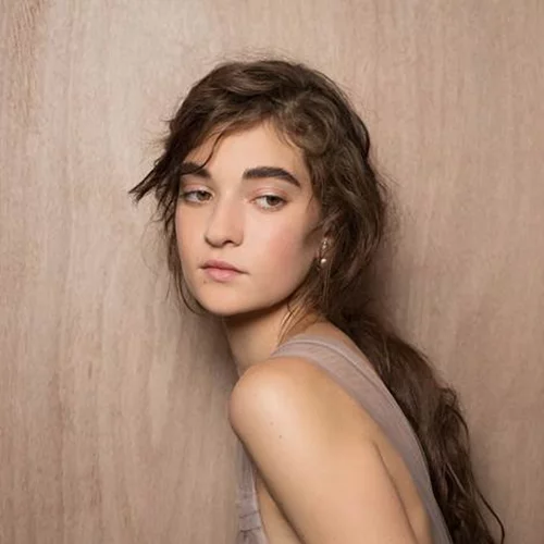 Και όμως, αυτά κάνει ένα μοντέλο λίγο πριν περπατήσει στο catwalk!