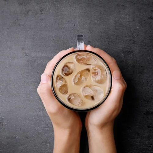 Πώς να πίνεις τον καφέ σου ώστε να μη γεμίζεις θερμίδες και σάκχαρα;