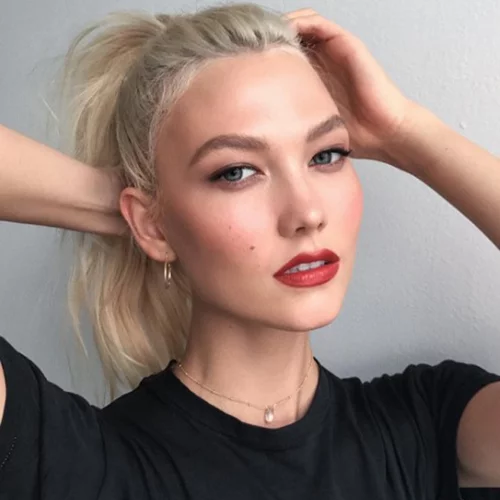 Karlie Kloss: "Κλείνομαι και απέχω από τα social media"