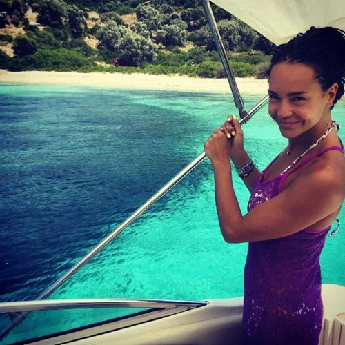 Νικολέτα Καρρά: Ποζάρει με νέο look και κορμί που κόβει τις ανάσες