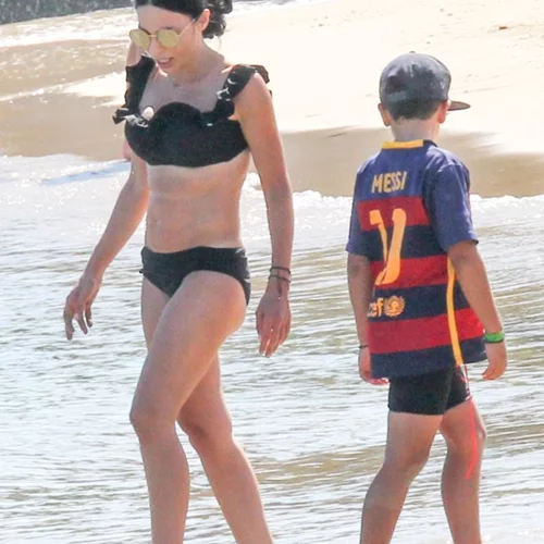 Κέλλυ Κελεκίδου: Στην παραλία με μπικίνι και χωρίς ρετούς