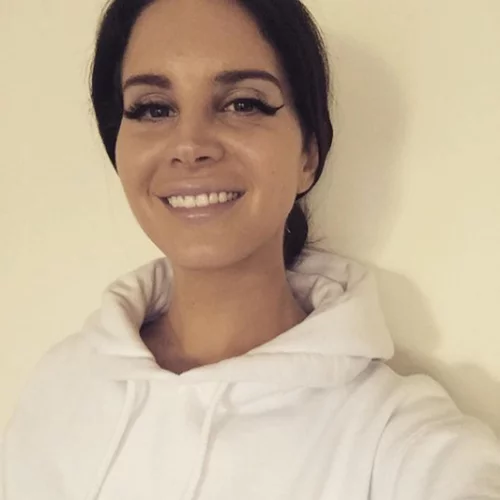 Lana Del Rey: Γιατί δε θέλει να ξαναεμφανιστεί με την αμερικάνικη σημαία;