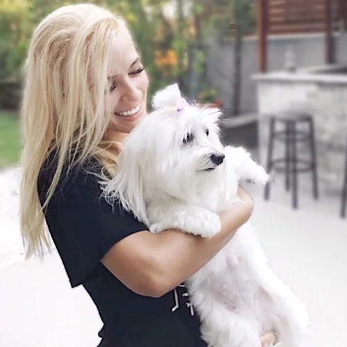 Λάουρα Νάργες: Με μπικίνι σε παραλία της Κρήτης