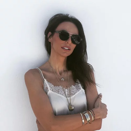 Μπέττυ Μαγγίρα: Διακοπές στην Σαντορίνη