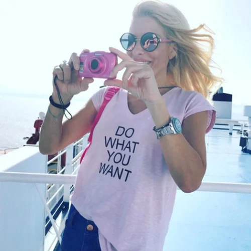 Ελένη Μενεγάκη: Το νυχτερινό πάρτι στην παραλία - Ποζάρει αγκαλιά με τον Μάκη Παντζόπουλο & τον αδελφό της