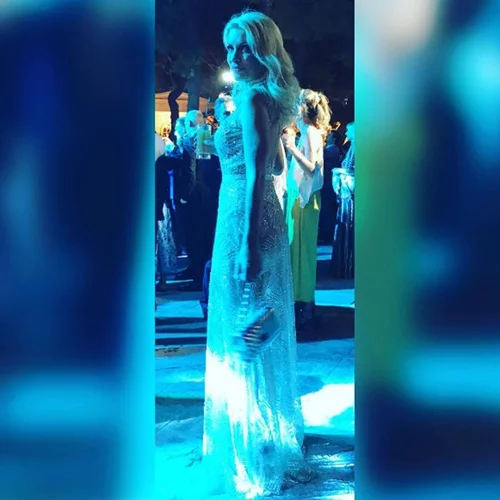 Ελένη Μενεγάκη: Η εντυπωσιακή της εμφάνιση στον γάμο του Σάκη Ρουβά και της Κάτιας Ζυγούλη