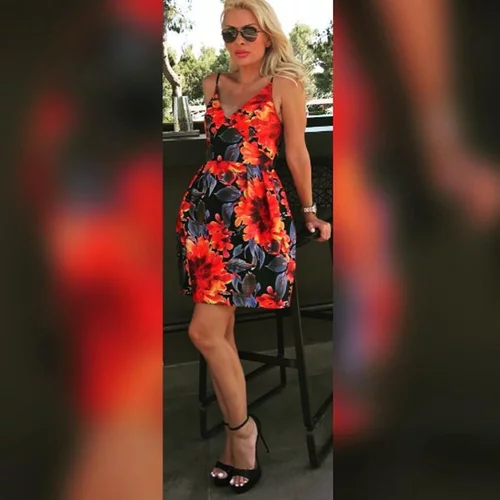 Ελένη Μενεγάκη: Με μπικίνι και λευκό καφτάνι στα Άχλα