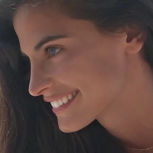 Χριστίνα Μπόμπα: Βόλτα στα σοκάκια της Μυκόνου