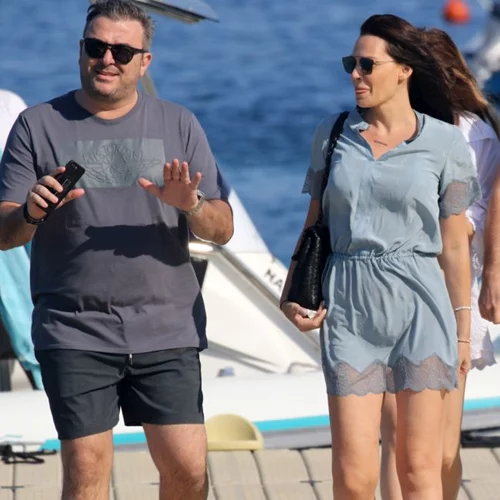 Αντώνης Ρέμος - Υβόννη Μπόσνιακ: Απόβαση με σκάφος στη Μύκονο