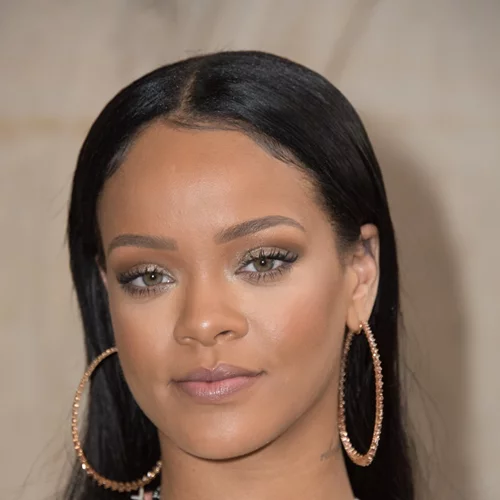 Η Rihanna υπογράφει νέα beauty σειρά και εμείς ξέρουμε τα πάντα γι' αυτήν