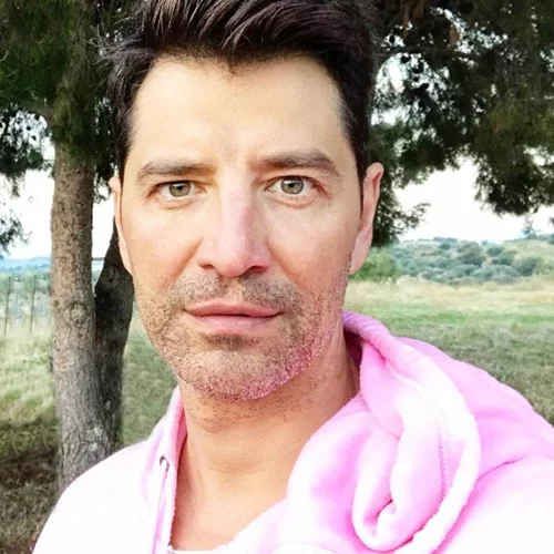 Σάκης Ρουβάς: Έγινε... σεφ και έφτιαξε την πιο λαχταριστή πίτσα