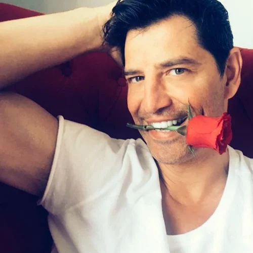 Σάκης Ρουβάς: Εμφανίστηκε ημίγυμνος και πιο καυτός από ποτέ