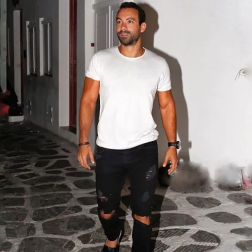 Σάκης Τανιμανίδης: Προκάλεσε χαμό σε παραλία της Μυκόνου