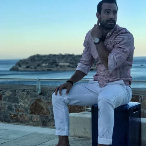 Σάκης Τανιμανίδης: Η συγκινητική φωτογραφία στο αεροδρόμιο και το μήνυμα που έστειλε στα νέα παιδιά