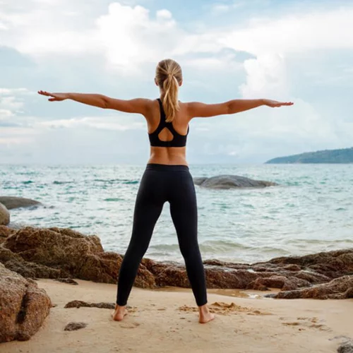 Oι ασκήσεις που πρέπει να κάνεις πριν τις διακοπές για να τονώσεις το σώμα σου (θέλεις γυμναστήριο ή outdoor training;)