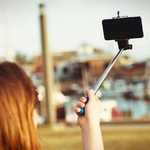 Selfie sticks: Απαγορεύτηκε η χρήση τους στο Μιλάνο!