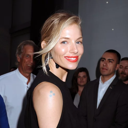 Sienna Miller: Φόρεσε το πιο διαχρονικό print του καλοκαιριού