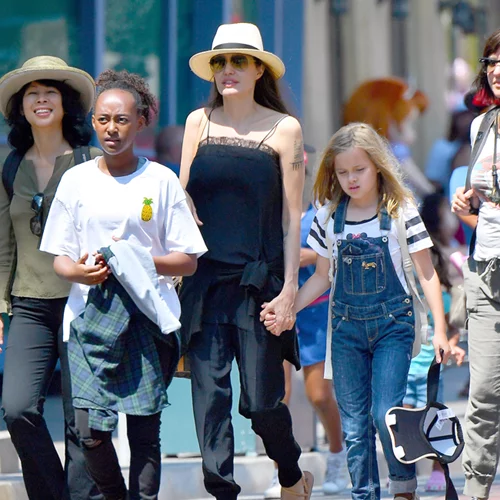 Angelina Jolie: Με τα παιδιά της στην Disneyland
