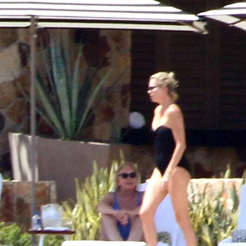 Charlize Theron: Οι παπαράτσι την τσάκωσαν μόνο με το μαγιό της!