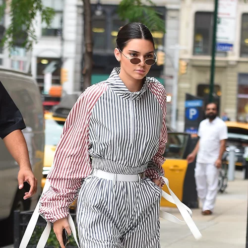Kendall Jenner: Φορά το εφαρμοστό φόρεμα σαν... tomboy