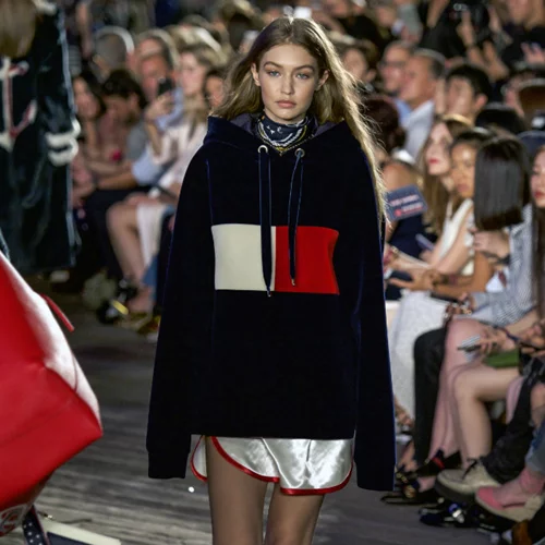 Tommy Hilfiger και Vetements λανσάρουν μαζί μία unisex συλλογή