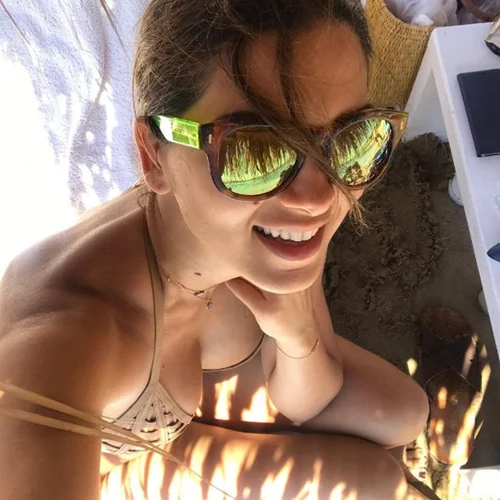 Σταματίνα Τσιμτσιλή: Ποζάρει στη παραλία χωρίς μακιγιάζ