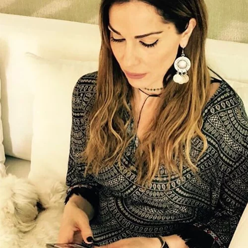 Δέσποινα Βανδή: Με λευκό ολόσωμο μαγιό αναστατώνει το Instagram