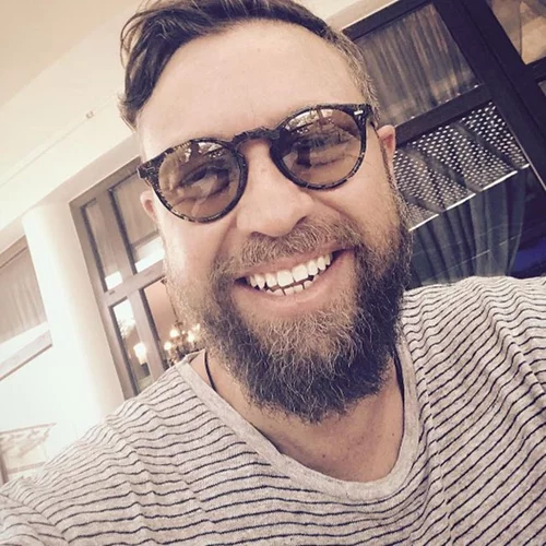 Γιάννης Βαρδής: Το γλυκό video με την κορούλα του στο κρεβάτι