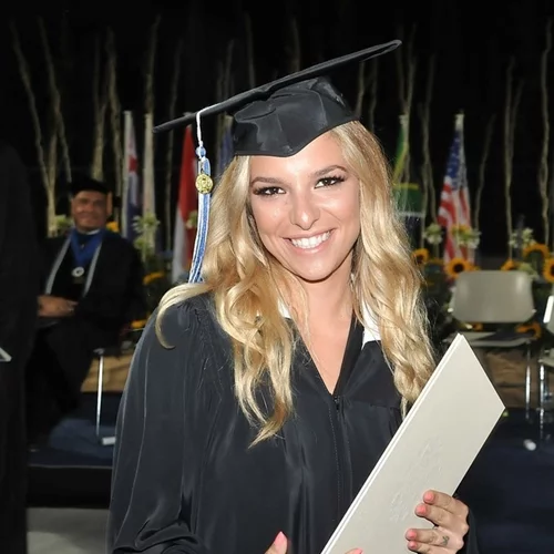 Εριέττα Κούρκουλου: Αποφοίτησε από το Αμερικάνικο Κολέγιο - Μαζί της ο σύντροφός της!