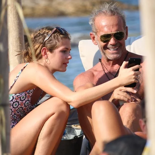 Πέτρος Κωστόπουλος - Αμαλία Κωστοπούλου: Οικογενειακές διακοπές στη Μύκονο