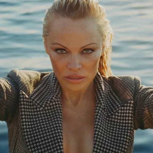 Pamela Anderson | Ανανεωμένη και πιο αισθησιακή από ποτέ στο Wmagazine