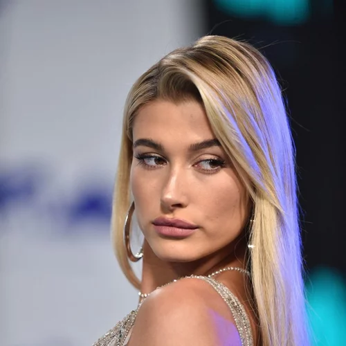 Η Hailey Baldwin άλλαξε και χρώμα μαλλιών και κούρεμα! Δεν την αναγνωρίσαμε (σχεδόν)